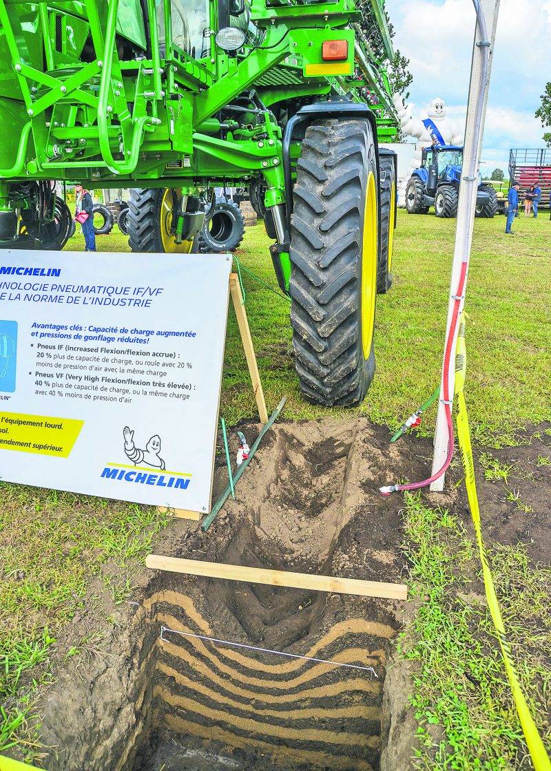 Le fabricant de pneus Michelin a démontré une nouvelle technologie de pneumatiques destinée à la machinerie agricole. Les pneus issus des technologies Ultraflex minimisent la compaction et les effets de glissement tout en augmentant l’adhérence. Photos François Larivière | Le Courrier ©