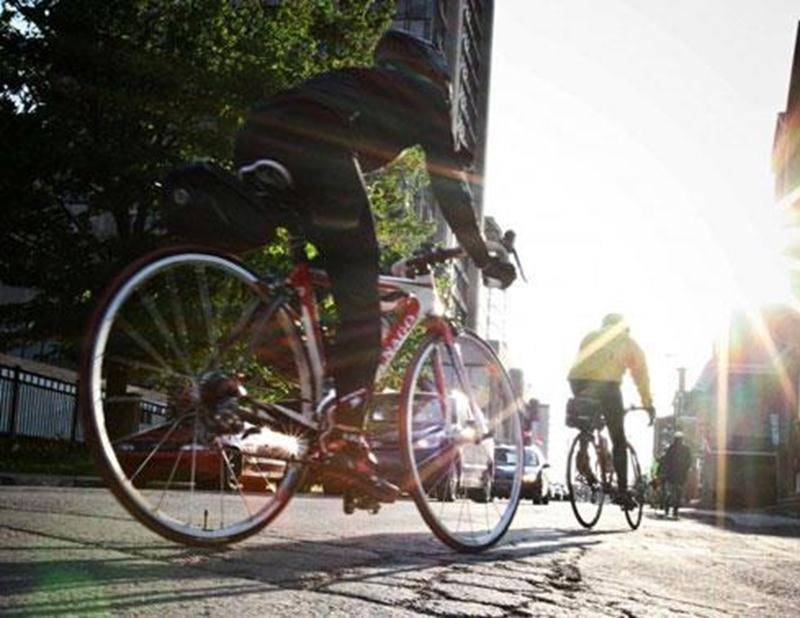 Le Vélo Club Saint-Hyacinthe organise à nouveau le Tour du Silence pour la région maskoutaine le mercredi 21 mai à 18 h 30. L’activité qui se tient simultanément à l’échelle provinciale est la plus grande initiative de sensibilisation active à la sécurité cycliste et routière. Cette randonnée « silencieuse » est également le moment de se recueillir et d’avoir une pensée pour tous les cyclistes décédés ou blessés sur nos routes durant la dernière année. Venez rouler avec nous pour une bonne cause