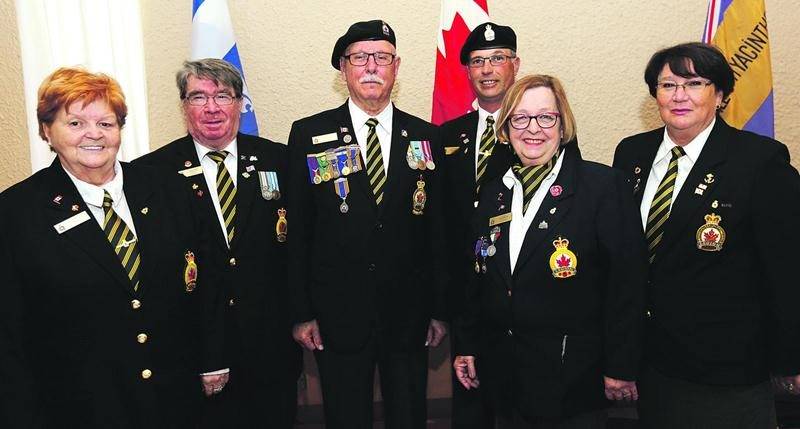 Invités d’honneur et responsables des célébrations : Ghyslaine Tardif, Claude Bocq, Roger Soucy, président de la filiale 02, Richard Doré, Jeanne Ménard et Madeleine Fatori. Photo Robert Gosselin | Le Courrier ©