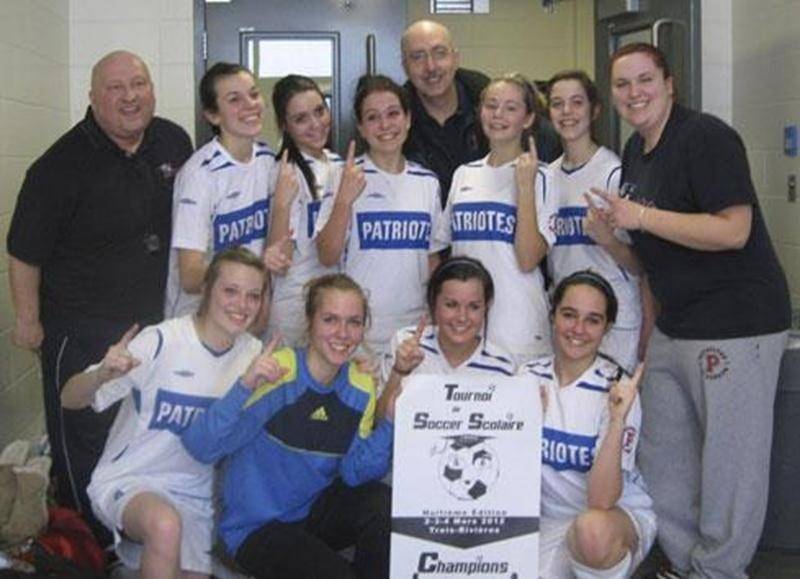 Plusieurs équipes de l'école secondaire Saint-Joseph se sont démarquées lors du championnat régional de soccer intérieur du RSEQ-Montérégie, les 17 et 18 mars. De fait, les cinq clubs de l'ESSJ présents à la compétition ont remporté une médaille, dont trois ont décroché les grands honneurs. Du nombre, deux d'entre eux, soit les benjamins féminin AA et les cadets féminin AA, ont reçu une invitation en vue d'une participation aux championnats provinciaux scolaires, qui auront lieu cette fin de sem
