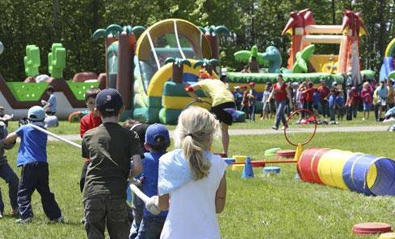 Le 18 mai, plus de 1 200 élèves de la Commission scolaire de Saint-Hyacinthe se sont retrouvés au Parc Les Salines. C’est Marjolaine Berthiaume, de Jeunes et en Santé, qui a orchestré ce rassemblement avec l’aide de cinq techniciens en service de garde. Plusieurs plateaux d’activités étaient mis en place pour animer les jeunes. Ils ont pu profiter de jeux gonflables, d’une kermesse, de jeux coopératifs, de spectacles et d’une collation santé. Pour cette deuxième édition, le plaisir a encore été