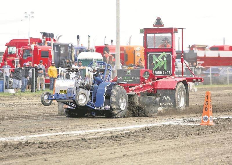 Les tires de tracteurs ont dû être annulés à cause de la pluie du vendredi soir, mais les amateurs ont quand même pu se reprendre le dimanche après-midi. Photo Robert Gosselin | Le Courrier ©