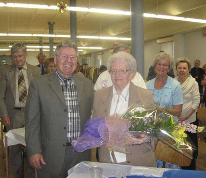 En juin, l’Association des Chevaliers bénévoles de l’Hôtel-Dieu de Saint-Hyacinthe célébrait son 35 e anniversaire. Pour souligner cet heureux événement, une soirée reconnaissance a réuni plus de 70 personnes. Cette rencontre a été l'occasion de remercier les bénévoles de l’Association ainsi que de précieux collaborateurs pour leur implication indispensable dans la réussite des activités qui contribuent à semer du bonheur dans le cœur des résidents de l’Hôtel-Dieu. Un hommage spécial a été rendu