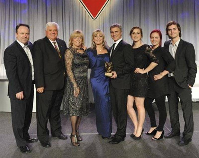 Le propriétaire du Canadian Tire de Saint-Hyacinthe, Pierre Boulos, a été honoré de façon particulière lors du Gala de la Convention annuelle de la société Canadian Tire. Il a mérité le prix « Implication dans la communauté » en reconnaissance de son implication au sein de la Fondation Bon départ. Cinquième à partir de la gauche, il est entouré des membres de sa famille et de collègues de Canadian Tire. Félicitations!
