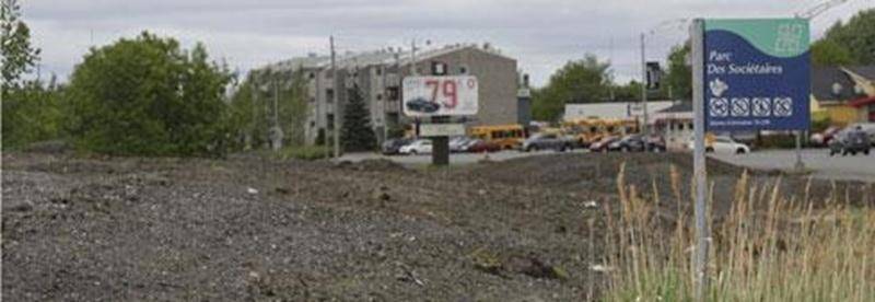 Une grande quantité de terre est transportée ces jours-ci au parc des Sociétaires, un espace gazonné qui longe le boulevard Laurier Est et les voies ferrées du CN à la hauteur des avenues Jutras et Wilson. Le service des Travaux publics est en train d'aménager cet espace en y créant du relief à l'aide des surplus d'excavation provenant de deux chantiers municipaux : le stationnement du centre culturel La Métairie et le nouveau stationnement du terrain de l'Exposition agricole, près du complexe d