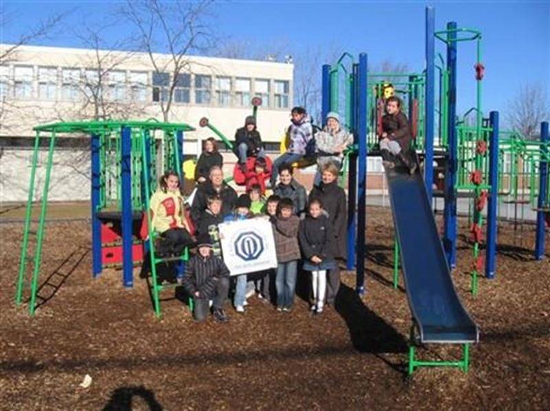 À l’automne dernier, l’école Douville inaugurait avec beaucoup d’enthousiasme le nouveau module de jeu de leur cour d’école. Cette acquisition fut possible grâce à la généreuse contribution du Club Optimiste Douville et des Caisses populaires. On reconnaît dans l’ordre habituel : Gaétan Gingras, responsable du comité des dons (Club Optimiste Douville), Sonia Bienvenu, présidente 2010-11 (Club Optimiste Douville), Carole Robert, directrice (école Douville) entourés des présidents(tes) de chacune