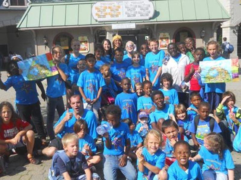 Grâce à la générosité de la pharmacie Jean Coutu du centre-ville de Saint-Hyacinthe, les enfants du camp de jour des Loisirs Christ-Roi ont eu le grand bonheur de participer à une activité récompense à La Ronde cet été.