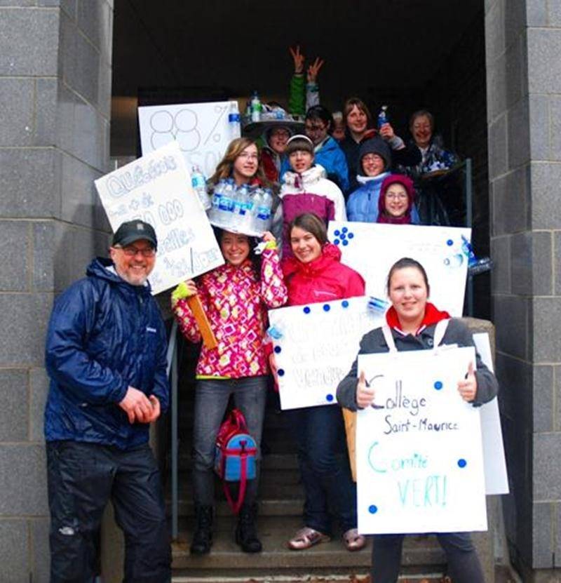 Une délégation du Collège Saint-Maurice a bravé la pluie et le vent froid pour célébrer la Terre, aux côtés du Comité des citoyens pour la protection de l'environnement maskoutain. Deux membres de son comité vert, Catherine Paul et Andrée-Ann Sirard, ont pris la parole pour rappeler la nuisance que représente l'eau embouteillée et pour annoncer une autre marche symbolique de 6 km, le 17 mai, ce qui représente la distance moyenne parcourue chaque jour par les femmes du Sud pour puiser l'eau potab