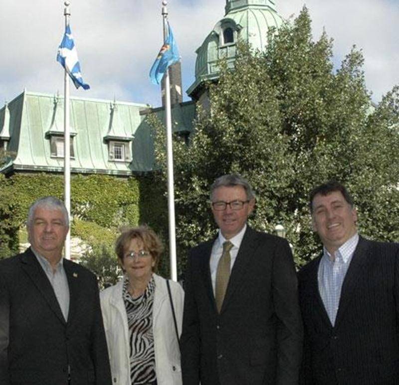 Candidat à la mairie de Saint-Hyacinthe aux élections du 3 novembre, l'ex-président de la Chambre de commerce et de l'industrie Les Maskoutains, Claude Corbeil, a maintenant déposé sa déclaration de candidature - elle porte la signaure de plus de 140 électeurs - en prévision du scrutin. Il s'est présenté à l'hôtel de ville en compagnie de son directeur de campagne, Jean-Paul Poirier, de Diane Lebel, responsable de l'agenda et de Nicolas Jobin, son agent officiel.