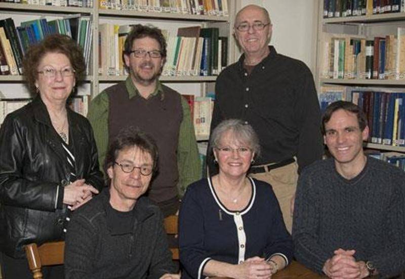 Le Centre d'histoire de Saint-Hyacinthe vient de nommer son nouveau conseil d'administration. Il est formé de, assis, dans l'ordre habituel, Réal Plante, Pierrette Brière et David Bousquet. Debout, dans le même ordre, Louise Desrosiers, Paul Foisy et André Bourgeois. Jean Corbeil fait aussi partie du conseil.
