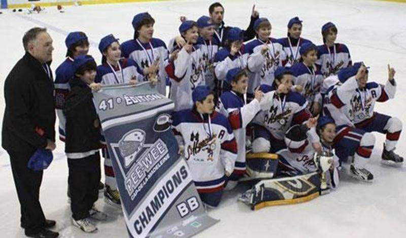 En classe pee-wee BB masculin, les Mousquetaires ont connu un parcours sans faille, les 28 et 29 janvier, au tournoi national de Cap-de-la-Madelaine, pour décrocher la bannière de champions. C'est la gardienne Noémie Cordeau, la seule fille à jouer cette position parmi les 86 équipes inscrites au tournoi, qui a gardé les buts tout au long de cette fin de semaine. Elle a d'ailleurs reçu le titre du joueur le plus utile à son équipe.