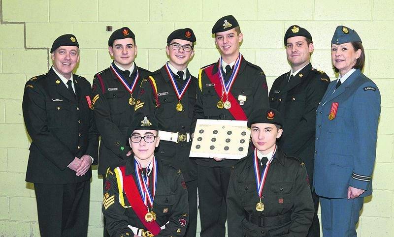 L’équipe de tir des cadets a remporté pour une deuxième année consécutive une médaille d’or en tir d’équipe. À l’arrière, major Sébastien Laporte, cd Officier régional des cadets (armée), URSC Est, caporal Mathieu Blanchette, caporal-chef Cédric Bousquet, sergent Jonathan Benoit, lieutenant Nicolas Boudreau, Officier de sécurité de champ de tir et instructeur de tir, et capitaine Diane Brodeur cd, commandant du CC1 du 6e bataillon du Royal 22e Régiment. À l’avant, sergent Raphaël Rodier et comm