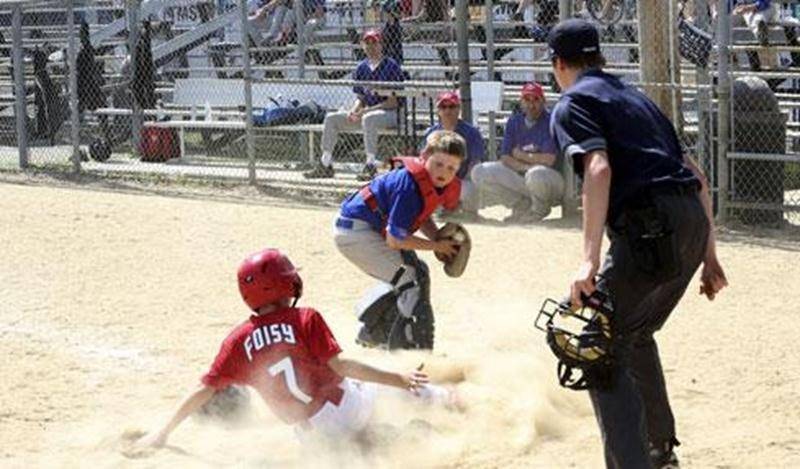 Le coup d'envoi de la 140 e saison de baseball à Saint-Hyacinthe sera donné ce samedi aux terrains des Loisirs Douville. Dès 9 h, les jeunes joueurs maskoutains feront résonner les bâtons pour une première fois en 2014. Le président d'honneur des festivités du 140 e anniversaire, Marc Griffin, sera présent pour l'occasion. Il procédera à l'ouverture officielle de la saison en début d'après-midi avec le traditionnel lancer protocolaire.