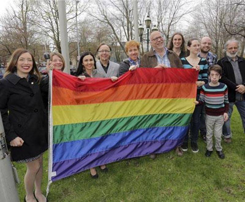 Pour la deuxième fois depuis janvier, le drapeau arc-en-ciel contre l'homophobie flotte devant l'Hôtel de Ville de Saint-Hyacinthe, pour souligner la Journée internationale contre l'homophobie, le 17 mai. En début d'année, la Ville avait posé ce geste afin de dénoncer la loi homophobe adoptée en Russie avant les Jeux de Sotchi.