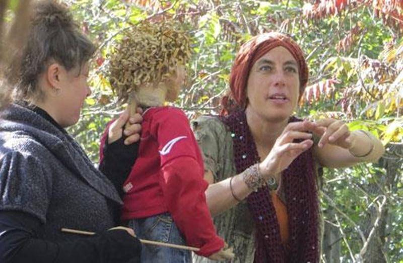 La conteuse Ariane Labonté et sa troupe d'artistes, marionnettistes et musicienne, ont envouté petits et grands. L'animation théâtrale « La lampée de Baladins » offerte le 28 septembre dans le cadre des randonnées Contes et Couleurs a fait « sentiers combles »! Ce spectacle familial en plein air, offert en deux représentations, a pu être présenté grâce au Fonds pour les arts et les lettres de la Montérégie Est, en collaboration avec le Conseil des arts et des lettres du Québec, CALQ, la CRÉ Mont