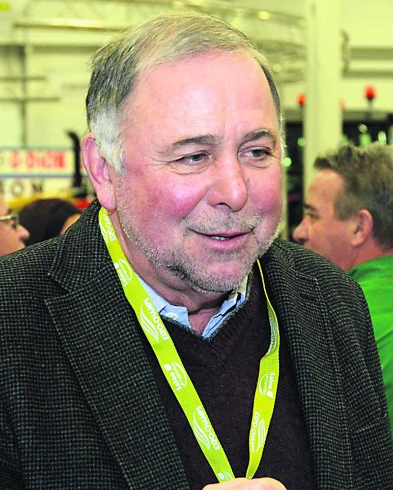 Le ministre de l’Agriculture, Pierre Paradis est venu faire sa tournée des exposants. « Ce salon représente l’avancement et le progrès. Il faut se souvenir des anciens tracteurs pour apprécier les nouveaux. Il faut se souvenir de la traite à la main pour apprécier la robotique comme telle. Le bien-être animal passe par ces développements technologiques. Nous sommes condamnés au progrès et le Québec est une bonne vitrine pour cela, a indiqué en entrevue au COURRIER, le ministre de l’Agriculture.