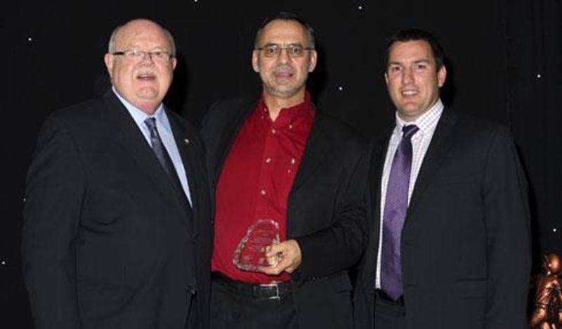 Le vice-président de la Ligue de baseball amateur de la Vallée-du-Richelieu (LBAVR), Sylvain Joubert, s'est vu remettre un bel honneur alors qu'il a été nommé le bénévole de l'année de Baseball Canada. L'homme dévoué aux jeunes sportifs, qui a grandi dans la région d'Upton, est entouré sur la photo de Ray Carter et Jason Dickson, président et vice-président de Baseball Canada. M. Joubert est impliqué dans le monde du baseball mineur depuis 1999, surtout du côté de Beloeil où il assure le rôle de