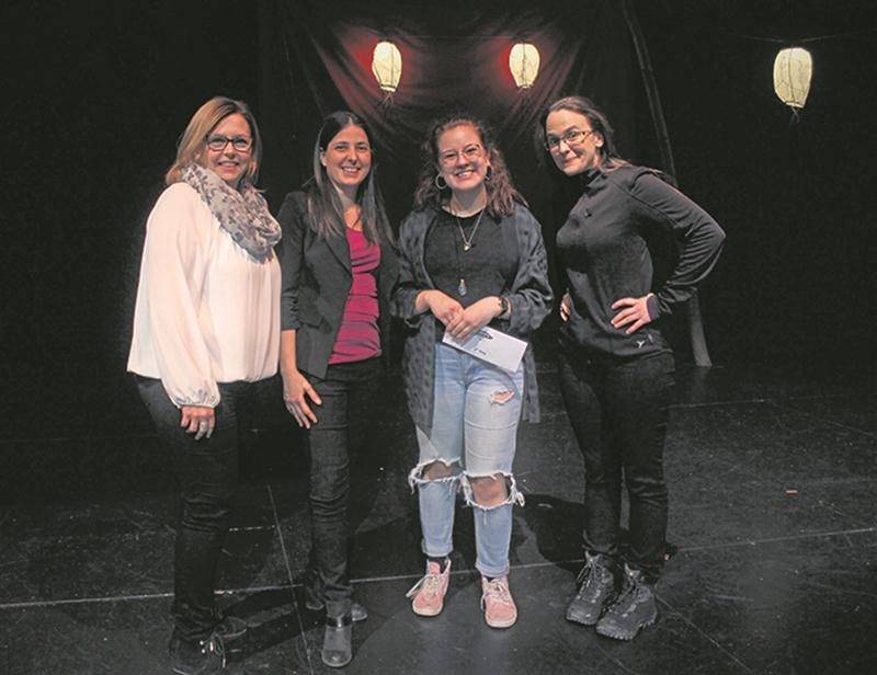 De gauche à droite : Geneviève Despars, régisseuse; Anne Lemieux, technicienne en loisirs; Mégan Brouillard, récipiendaire du 1er prix, et Cathleen Rouleau, humoriste et représentante du jury. Photo Catherine Fasquelle