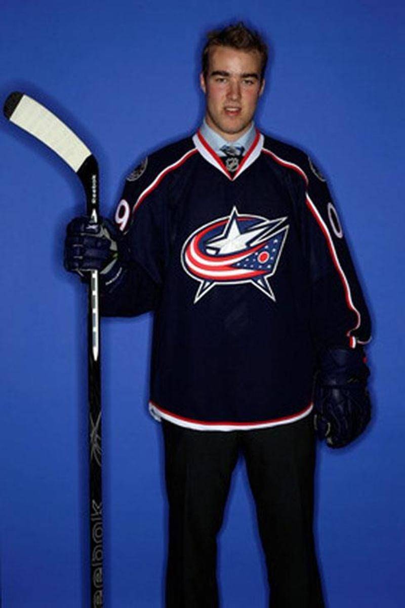 Le Maskoutain David Savard connaît un début de saison intéressant avec les Blue Jackets de Columbus, lui qui a disputé son premier match en carrière dans la LNH le 7 octobre. En six parties, le défenseur qui célèbrera son 21<sup>e</sup> anniversaire dimanche a obtenu ses deux premières mentions d'aide et cumulé une moyenne de temps de jeu par match s'élevant à 17:28. Il a obtenu 12 lancers au but et conservé un différentiel de -2 à la ligne bleue des Jackets, qui connaissent un début de calendri