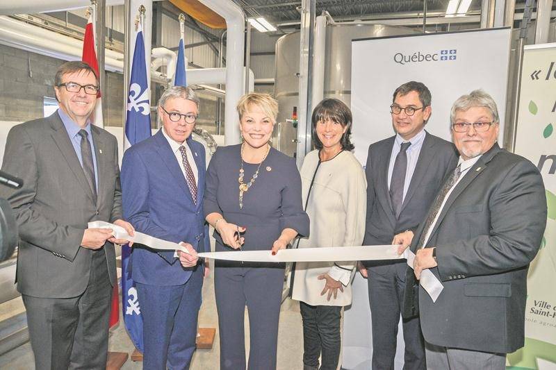 Le directeur général de la Ville de Saint-Hyacinthe, Louis Bilodeau; le maire de Saint-Hyacinthe, Claude Corbeil; la ministre de l’Environnement du Québec, Isabelle Melançon; la présidente d’Énergir, Sophie Brochu; le vice-président de L’Oréal Canada, Jean-Victor Pycke, et le directeur du service de la gestion des eaux usées et de la biométhanisation de la Ville, Pierre Mathieu, lors de la traditionnelle coupe du ruban. Photo François Larivière | Le Courrier ©