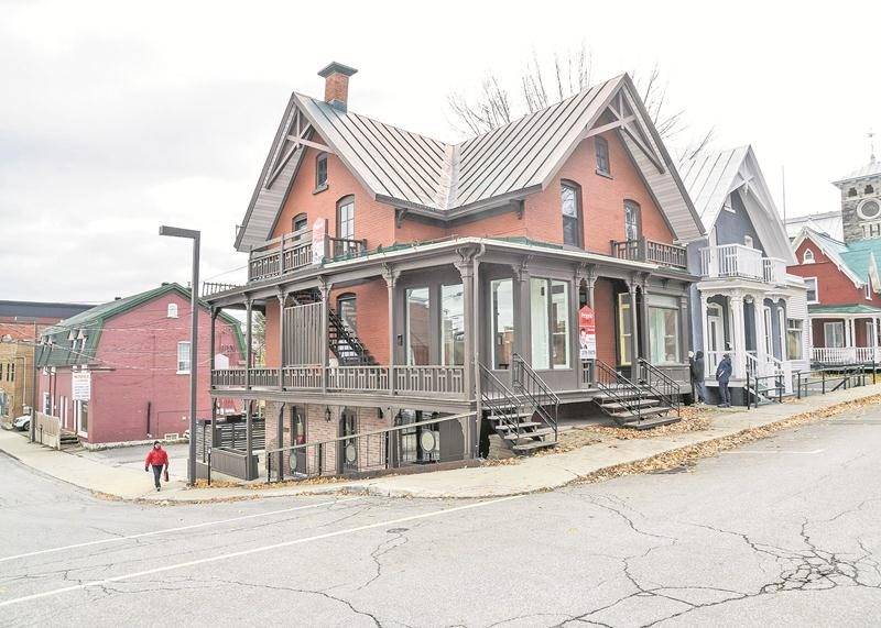 Le parement de brique de la maison du 1805, rue Girouard Ouest a été restauré par Raynald Therrien. Photo François Larivière | Le Courrier ©