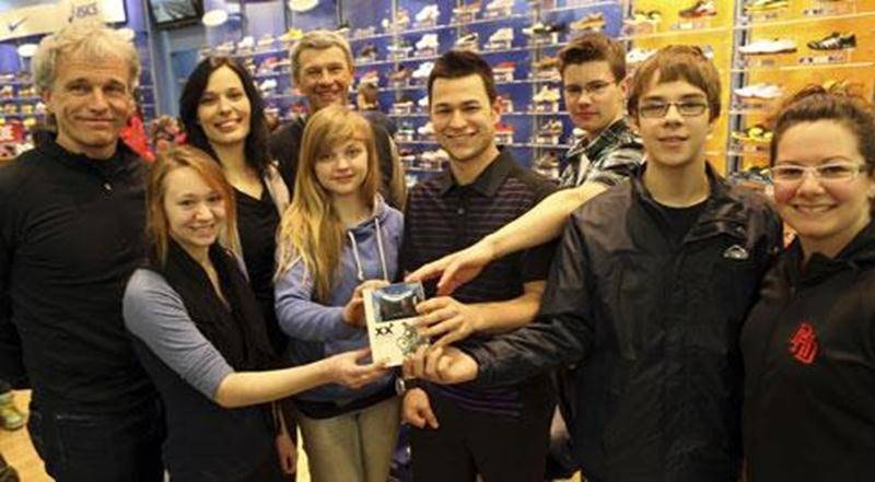 Des étudiants de la Polyvalente Hyacinthe-Delorme ont reçu une caméra vidéo, gracieuseté de Sports Experts, afin de concocter un petit reportage montrant toute leur volonté à participer au Grand défi Pierre Lavoie <em>au secondaire</em>. Plutôt que de parcourir le Québec à vélo comme le Grand défi traditionnel, le volet <em>au secondaire</em> propose une course à relais d'élèves du secondaire de partout au Québec. Au total, 75 écoles de la province vont courir les 15 et 16 juin, à raison de 30 p