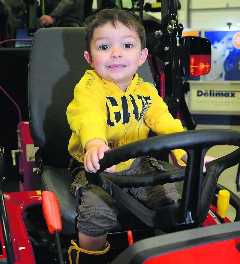 Le petit Édouard âgé de deux ans et demi a trouvé chaussure à son pied en s’installant derrière le volant de ce petit tracteur compact. La relève en agriculture semble assurée! Photo François Larivière | Le Courrier ©
