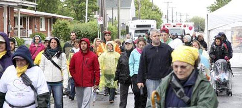 Le dimanche 26 mai, jeunes et moins jeunes se sont réunis simultanément aux quatre coins du Québec pour participer à la 19 eMarche de l'espoir au profit de la Société canadienne de la sclérose en plaques. Grâce à leurs efforts, ce sont plus de 1 287 000 $ qui ont été amassés dans 22 régions du Québec. À Saint-Hyacinthe, le départ de la Marche a été donné à 10 h du Centre communautaire La Providence malgré une température peu clémente. Pour une septième année consécutive, l'animateur Sébastien