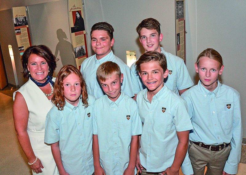 La directrice générale du Collège Saint-Maurice, Marie-Claude Tardif, avec quelques-uns de ses nouveaux élèves. Photo François Larivière | Le Courrier ©