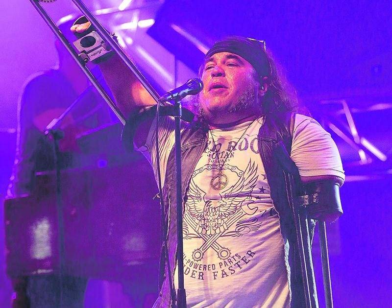 Martin Deschamps était au rendez-vous ce vendredi 24 juillet, avec son dynamisme habituel, et avec son ami Breen Leboeuf, pour un spectacle énergisant avec leurs plus grands succès respectifs et ceux du groupe légendaire Offenbach. Photo Robert Gosselin | Le Courrier ©