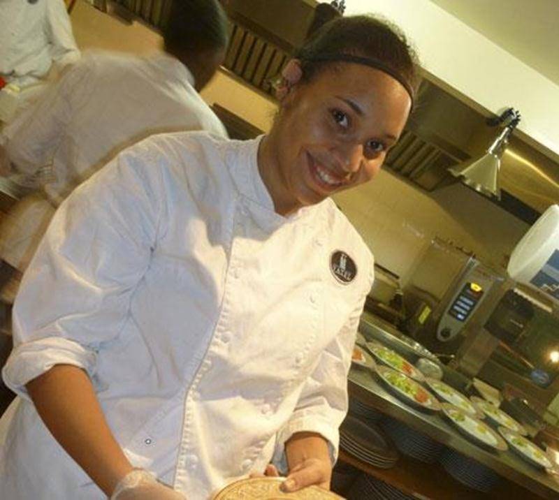 Dans le cadre de leur formation en Commerce et Gestion de l’Hôtellerie Internationale, les finissants de Vatel Québec ont organisé, le vendredi 17 février, une soirée-bénéfice à leur restaurant de Saint-Hyacinthe. L’objectif de cette activité était de financer une partie de leur bal de fin d’études, mais aussi de mettre en pratique les notions apprises durant leur programme de formation. Ces étudiants, originaires des quatre coins du monde, ont choisi un menu sept saveurs qui représentait bien l
