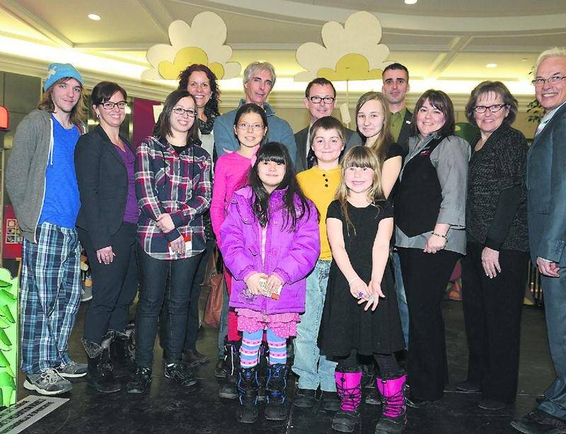 Organisée dans le cadre de la 7e édition de la Foire du livre de Saint-Hyacinthe, en collaboration avec les Caisses Desjardins du secteur Yamaska, la première édition du concours littéraire Desjardins a récompensé ses premiers lauréats, le 12 mars, en compagnie des porte-parole Alex A. et Fredrick D’Anterny. Maïka Gauthier, de l’école aux Quatre-Vents, Jimena Toledo Colero, de l’école Larocque, William Gauthier, de l’école De la Rocade, et Catherine Raymond, de l’école Assomption, sont les réc