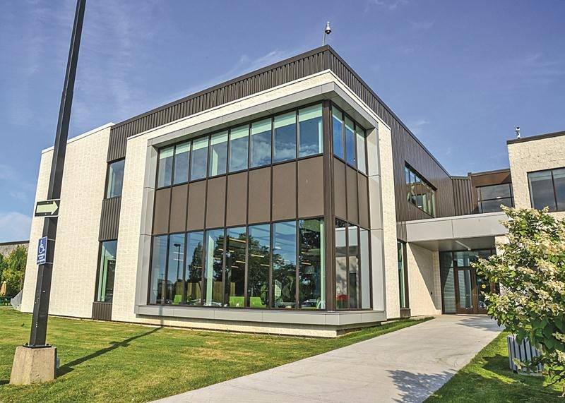 La fenestration est également généreuse à l’étage, où se trouvent trois salles de classe. Photo François Larivière | Le Courrier ©