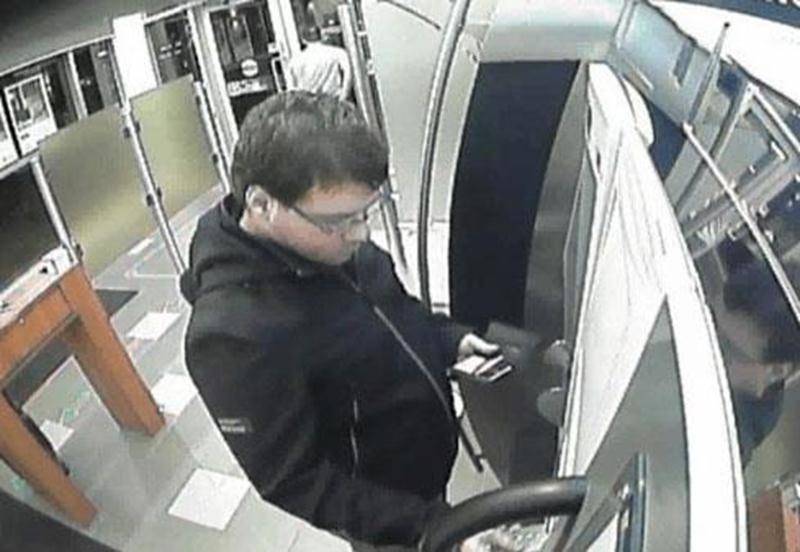 Les enquêteurs de la Sûreté du Québec de la MRC des Maskoutains demandent l’aide de la population afin d’identifier un suspect qui aurait effectué frauduleusement deux retraits d’argent par guichet automatique dans une institution financière de Saint-Hyacinthe le 17 novembre 2011. Il s’agit d’un homme de race blanche d’environ 30 ans au teint pâle et aux cheveux foncés. Au moment du délit, il portait un manteau noir à capuchon, un pantalon gris ainsi qu’une paire de lunette corrective. Toute per
