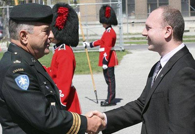 Le député de Drummond, François Choquette qui représentait la députée de Saint-Hyacinthe-Bagot Marie-Claude Morin, a remis la médaille du Jubilé de diamant au lieutenant-colonel sortant Robert Robin à l’occasion de la cérémonie de passation au 6 e Bataillon Royal 22 e Régiment, le 5 mai. M. Robin s’est démarqué par son implication au niveau militaire, notamment auprès du 22 e Régiment, et ce, depuis 1965. Il est aussi reconnu pour ses nombreuses implications auprès d’organismes de la région.