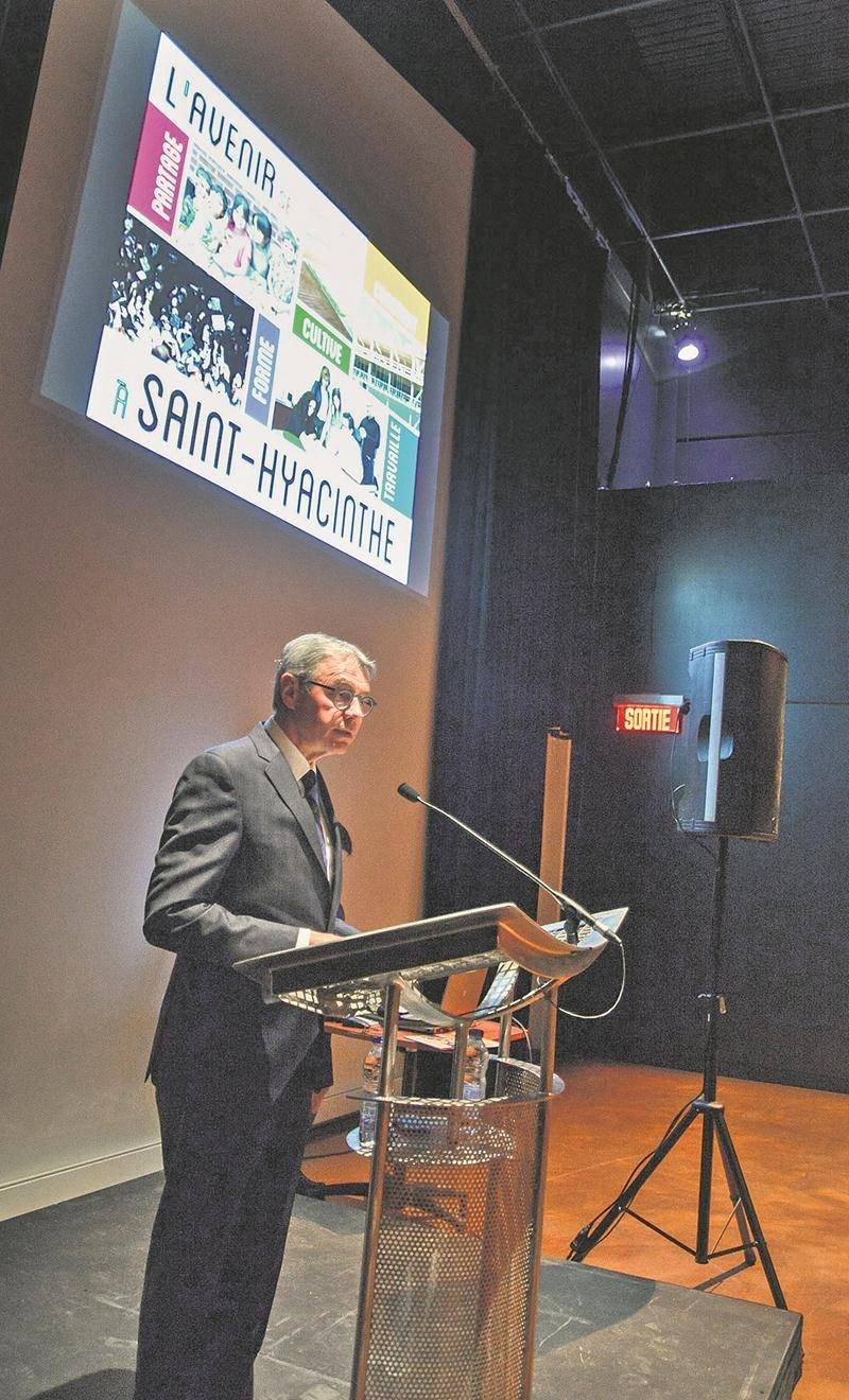 Le maire Claude Corbeil a donné plus de détails sur les mesures incitatives que la Ville compte mettre en place pour attirer de nouveaux résidents dans les prochaines années. Photo François Larivière | Le Courrier ©