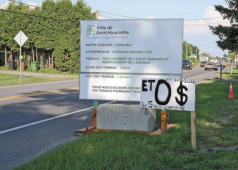 Panneau de la ville annonçant des travaux d’infrastructures de 1,4 M$ dans le boulevard Laframboise à l’été 2015. Un propriétaire qui demandait l’inclusion au programme de prolongement du réseau d’égout avait ajouté son grain de sel. Photothèque | Le Courrier ©