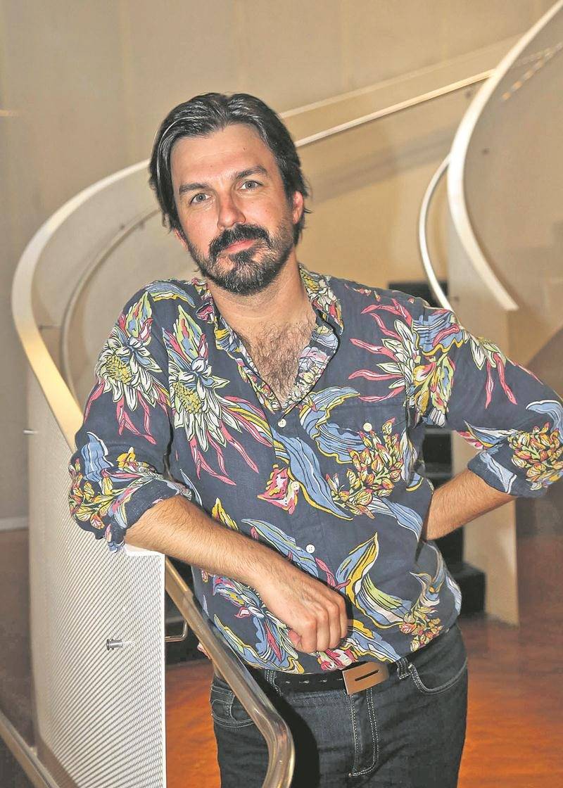 Un virage est-il un jour envisageable pour Damien Robitaille, qui a entrepris sa carrière en anglais et qui possède une formation de musicien classique? « On ne sait jamais ce que le futur nous réserve », se contente-t-il de dire avant d’affirmer qu’il sent qu’il a davantage à apporter à la culture francophone québécoise. Photo Robert Gosselin | Le Courrier ©