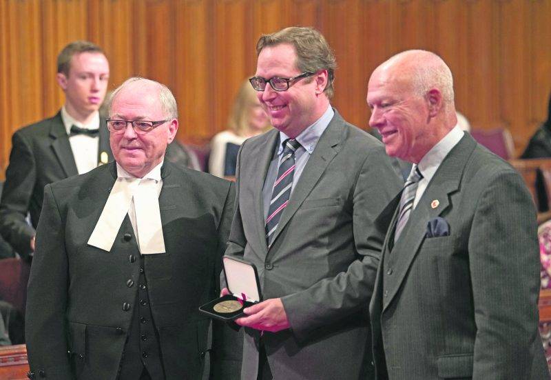 Benoit Chartier (au centre) a reçu la Médaille du Sénat des mains du président du Sénat, George J. Furey, et du sénateur Jean-Guy Dagenais.