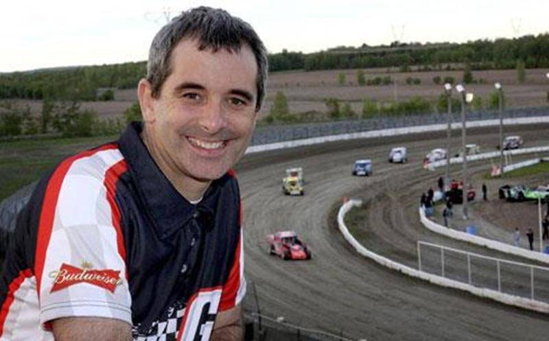 Le Courrier de Saint-Hyacinthe a lancé la saison de course automobile à l'Autodrome de Granby en présentant la soirée d'ouverture le 17 mai. Le pilote maskoutain, Steve Bernier, a remporté la première épreuve disputée cette saison en classe sportsman. Sa voiture # 25 s'est faufilée dans le virage numéro deux pour prendre les commandes de la course dans le dernier tour. Bernier a remporté les deux derniers championnats en classe sportman à l'Autodrome de Granby, soit en 2011 et 2012. Sur la photo