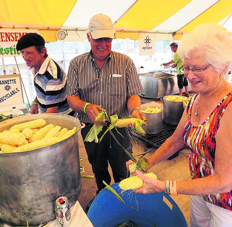 Les bénévoles ont servi près de 37 000 épis de maïs sucré aux festivaliers. Photo Robert Gosselin | Le Courrier ©