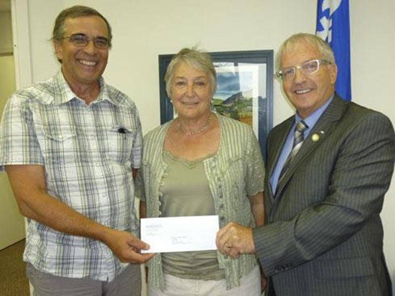 Le Comité de citoyens et citoyennes pour la protection de l’environnement maskoutain (CCCPEM) s’est vu octroyer un montant de 1 000 $ par le député de Saint-Hyacinthe Émilien Pelletier. Cette subvention lui est accordée pour l’année 2011 dans le cadre du programme de Soutien aux organismes communautaires. Sur la photo, dans l’ordre habituel, Jacques Tétreault, président du CCCPEM, Diane Gingras, vice-présidente et Émilien Pelletier, député.