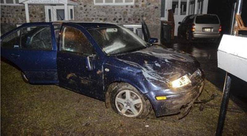 Un conducteur a perdu le contrôle de sa voiture lundi matin vers 2 h sur la rue Saint-Pierre Ouest à Saint-Hyacinthe. L'homme a terminé sa course sur un terrain privé en percutant une boîte aux lettres. Il a été transporté à l'hôpital pour y traiter des blessures mineures. Les policiers pensent que l'alcool pourrait être en cause. Des prélèvements sanguins ont d'ailleurs été exigés. Son véhicule a été saisi sur-le-champ.