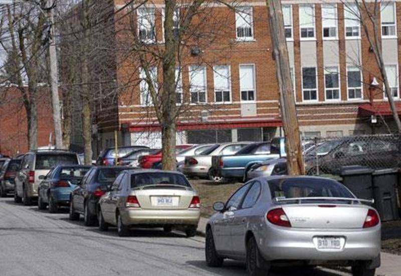 Une nouvelle restriction concernant le stationnement entrera en vigueur le 1 er mai dans le district La Providence, à Saint-Hyacinthe, aux abords du pavillon Jacques-Cartier du Centre de formation des Maskoutains, situé au 2355, rue Crevier. À compter de cette date, le stationnement du côté ouest de l'avenue Demers, entre les rues Saint-Charles et Crevier, sera réservé aux résidents et contrôlé à l'aide d'un système de vignettes. Seules les voitures identifiées d'une vignette pourront désormais