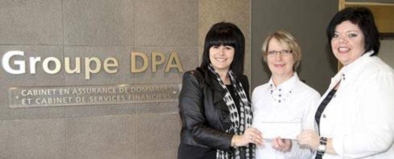 Quelle belle initiative du Club social des employés de DPA Assurances de la rue Picard pour joindre l’utile à l’agréable! Tous les employés ont le droit de porter des jeans le vendredi moyennant une contribution de 2 $ à la cagnotte à remettre à un organisme communautaire du milieu. C’est la Fondation Aline-Letendre qui a été l’heureuse élue et qui est allée chercher un chèque de 500 $ ainsi amassé! On reconnaît sur cette photo, Sylvie Marcoux et Nancy Chagnon remettant, au nom du Club social de