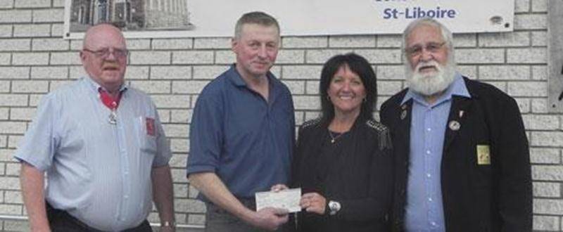 Les Chevaliers de Colomb de Saint-Liboire ont remis un chèque de 1 200 $ à Opération Enfant Soleil. De gauche a droite : Jacques Taillon D.D., Mario Desmarais, grand chevalier; Michèle Lafrance, responsable Opération Enfant Soleil et Guy Belhumeur.