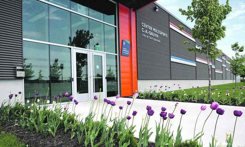 À la suite des travaux de rénovation au stade C.-A.-Gauvin à l’automne 2014, Bell Canada dit avoir constaté des dommages à ses équipements. Elle réclame donc à la Ville de Saint-Hyacinthe la somme de 6965 $ pour couvrir le coût de remplacement ou de réparation de ses installations téléphoniques. Elle a adressé une mise en demeure aux autorités municipales en octobre dernier, puis engagé des procédures contre la Ville le 15 avril, au palais de justice de Saint-Hyacinthe. Photothèque | Le Courrier
