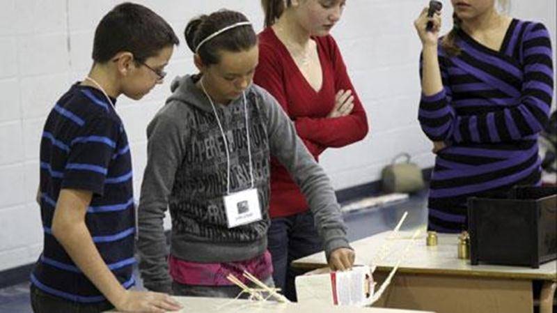 Des élèves du troisième cycle du primaire, provenant de différentes écoles de la Commission scolaire de Saint-Hyacinthe, ont mis à l'épreuve leurs connaissances scientifiques en participant à une journée de compétitions le jeudi 5 avril. En avant-midi, ils ont participé à un concours de robotique avant de relever un second défi en après-midi avec la tenue du concours scientifique. À cette occasion, les élèves devaient user d'ingéniosité pour créer une passerelle pouvant soutenir un maximum de po