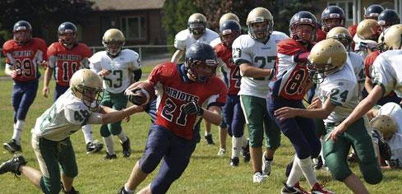 L'équipe de football cadet des Patriotes de l'école Saint-Joseph a effectué toute une remontée au quatrième quart lors de leur match de samedi, à Iberville. Tirant de l'arrière 20-6, les Maskoutains ont marqué trois touchés, dont le dernier est survenu avec seulement 12 secondes à écouler, sur une longue passe captée par Xavier Bégin. Les Patriotes l'ont finalement emporté 24-20. De leur côté, les Patriotes benjamins ont offert une belle opposition aux Élites de l'Académie Les Estacades, mais se