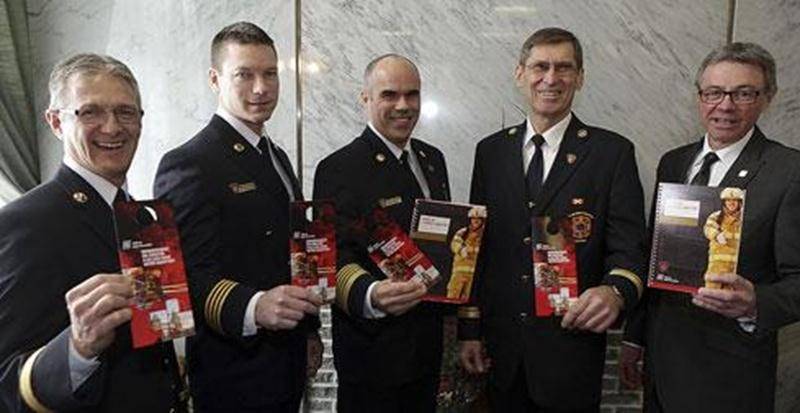 Le Service de sécurité incendie (SSI) de la Ville de Saint-Hyacinthe a présenté récemment deux nouveaux outils destinés aux personnes victimes d'un incendie et à leur voisinage. <em>Le guide de l'après-sinistre</em> propose une liste d'actions à poser selon votre statut, soit propriétaire ou locataire, et fournit une liste de ressources disponibles après un incendie. Il sera remis à chaque personne victime d'un incendie. Un accroche-porte avec dix conseils de pompiers sera aussi distribué dans l